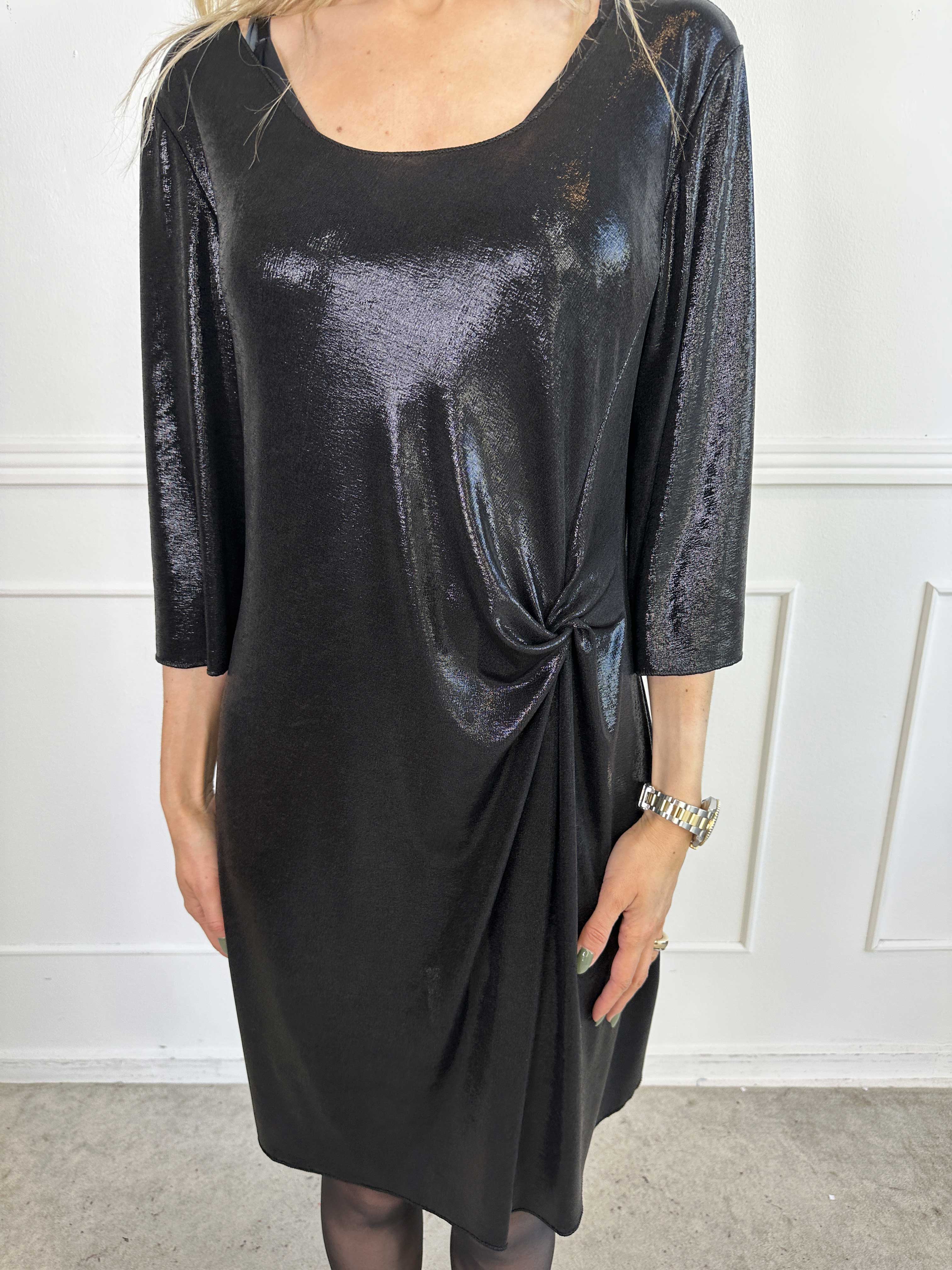 Roxy - Kjole i shiny materiale med elegant knudedetalje